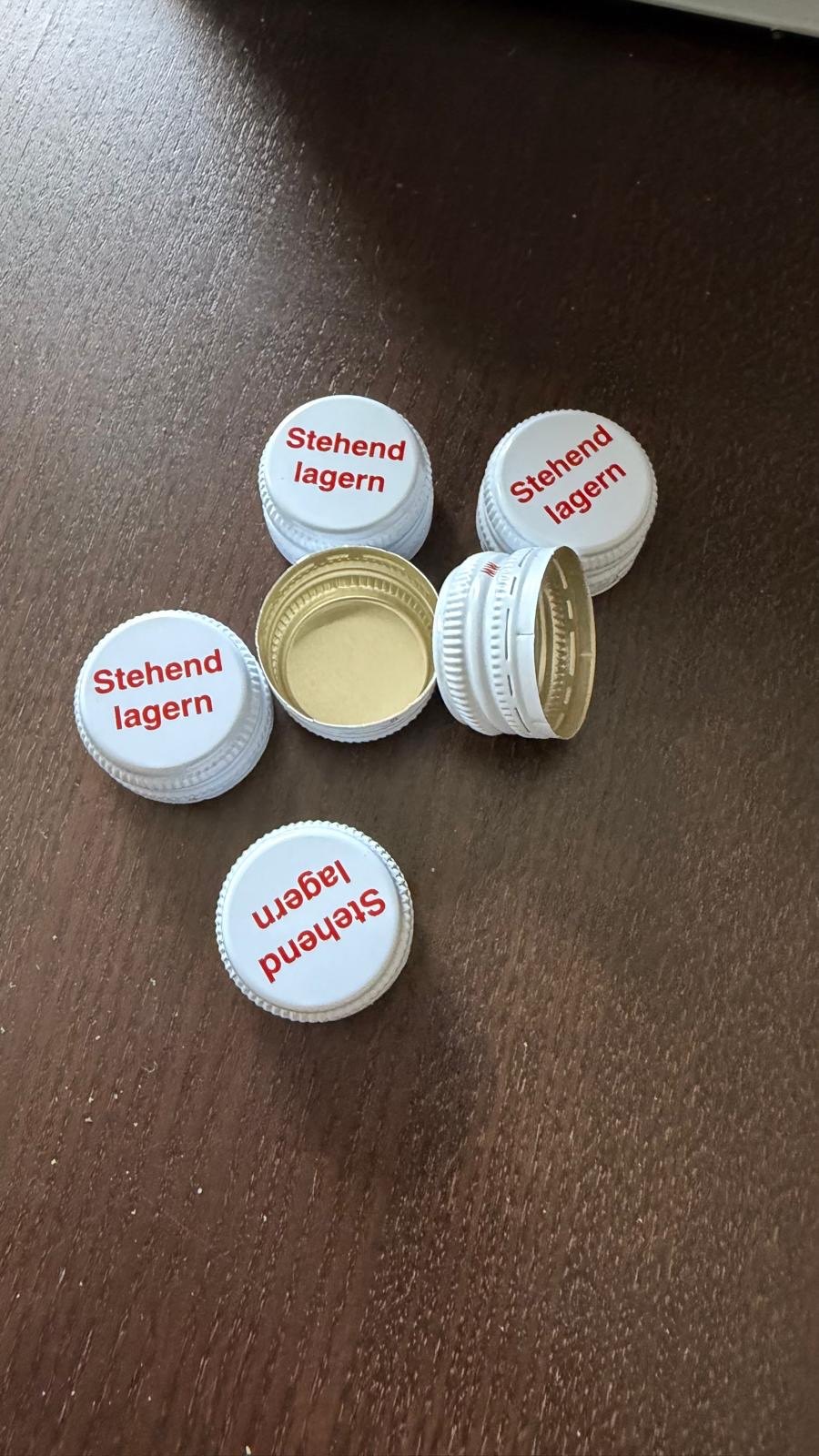 Weiße Gärverschlüsse mit rotem Aufdruck „Stehend lagern“