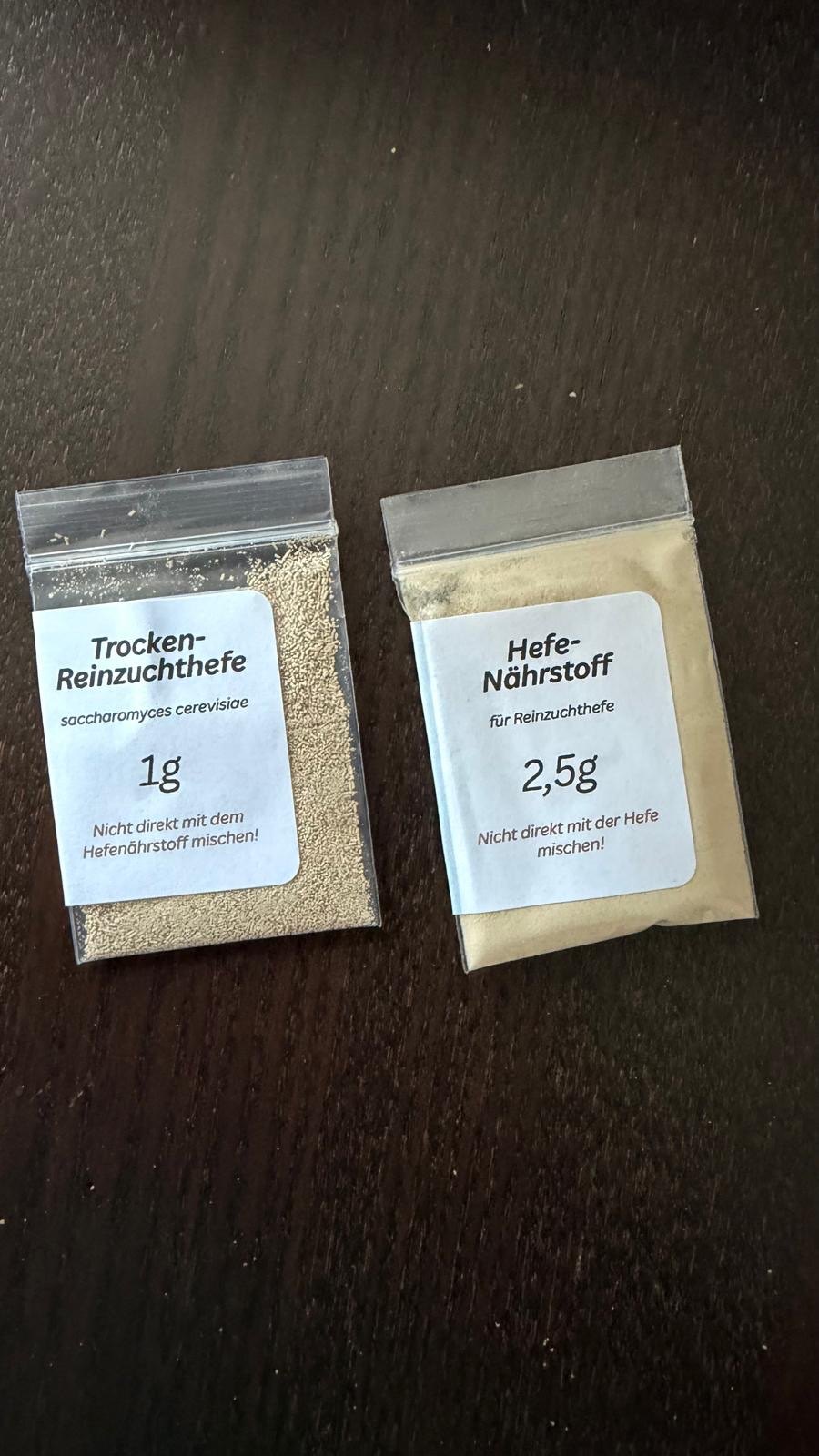 Tütchen mit Trocken-Reinzuchthefe (1 g) und Hefenährstoff (2,5 g)