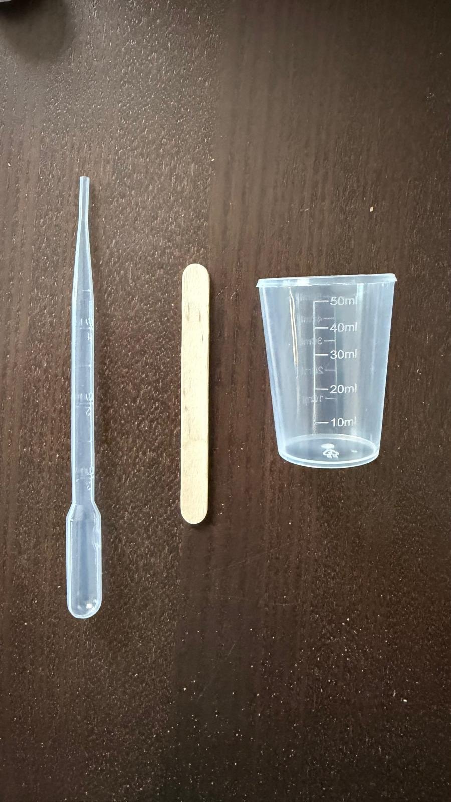 Pipette, Holzspatel und Messbecher aus dem Set